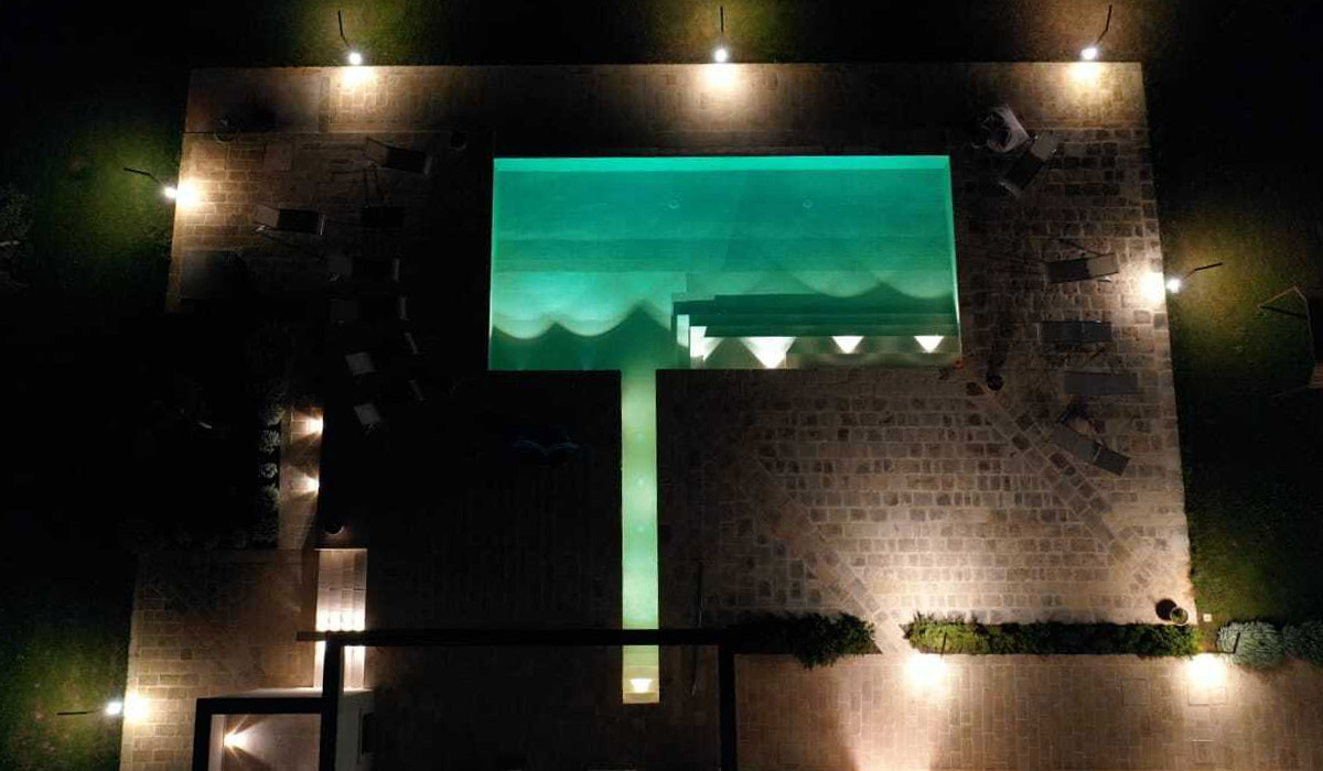 agriturismo masseria rifisa piscina illuminata di sera