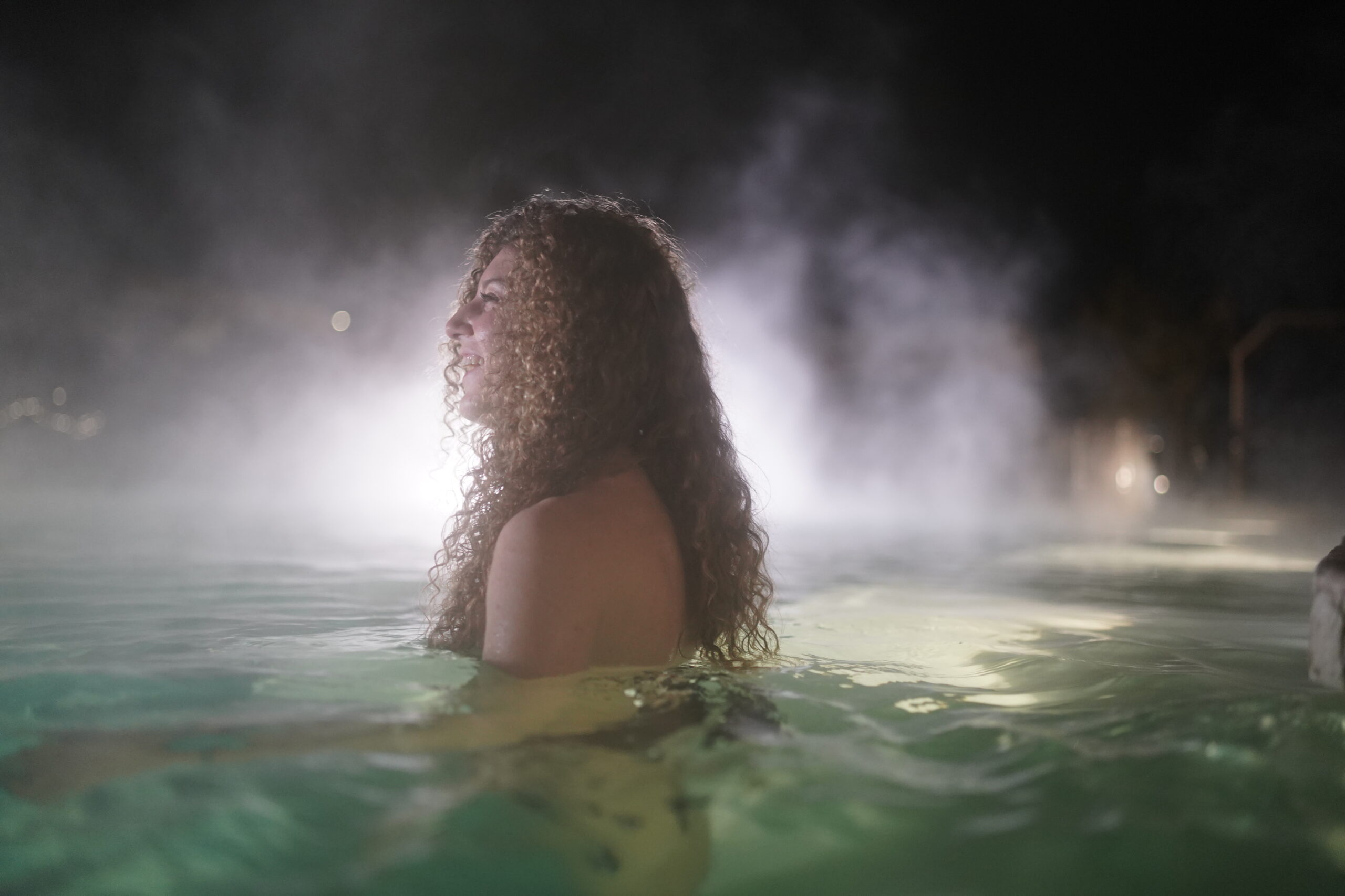Un momento di puro relax nella piscina riscaldata esterna di Masseria Rifisa